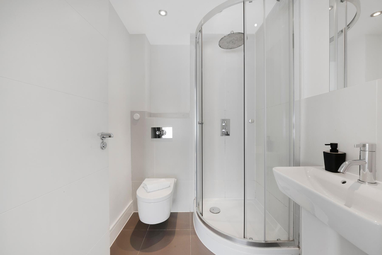 Bathroom 2, Hermitage Road Apartment By MoreThanStays , London