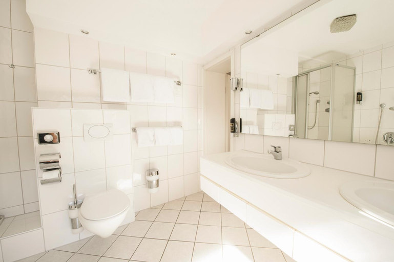 Bathroom 5, Hoteltraube Rudesheim, Rheingau-Taunus-Kreis