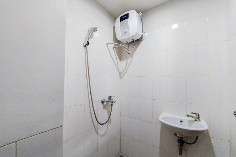 Bathroom 2, Fancy and Nice 1BR at Easton Park Apartment, South Tangerang