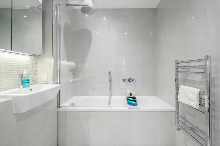 Bathroom 2, Watford Cassio Luxury - Modernview Serviced Accommodation, Hertfordshire