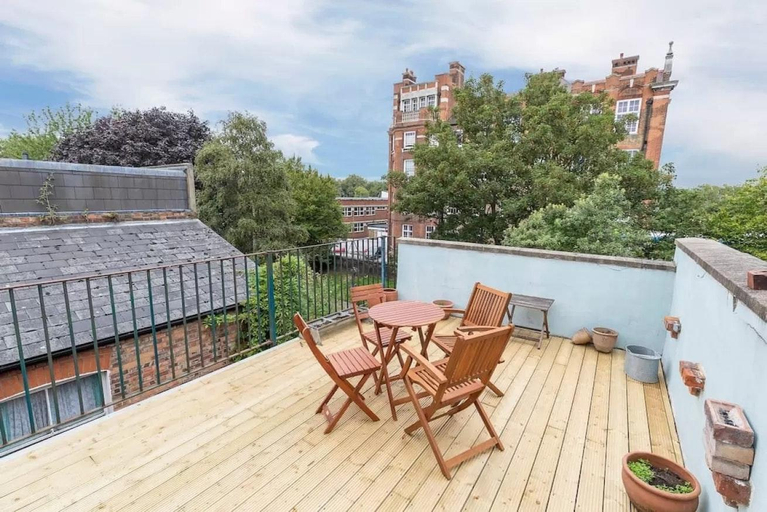 Others 5, Charming 3 bed house with a rooftop terrace, London