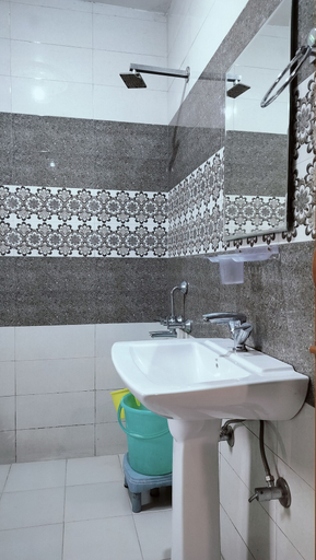 Bathroom, Hotel Adventure Inn 20 Metre from Swimming Pool, Kangra