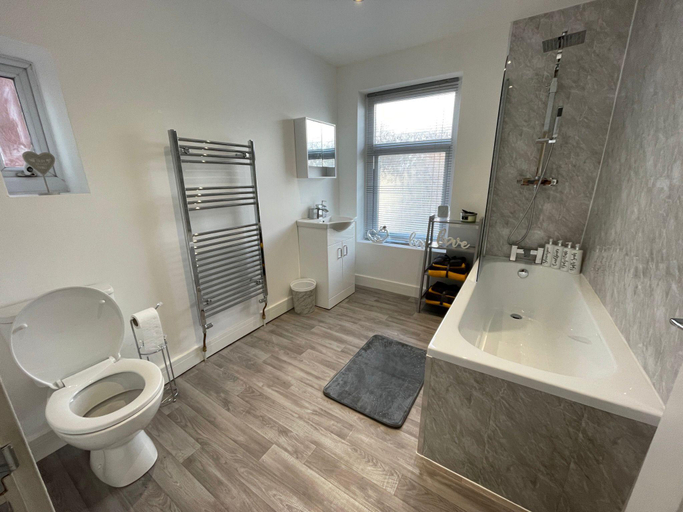 Bathroom 3, Newly Refurbished Clarendon Apartments, Free WIFI, Parking, Blackpool