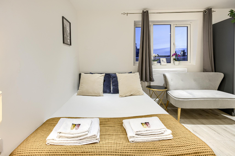 Bedroom 2, The Finsbury Deluxe Apartments , London