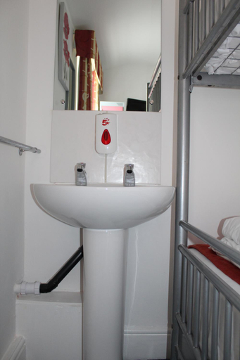 Bathroom 3, Backpackers Blackpool - Family friendly, Blackpool