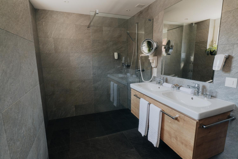Bathroom 3, Wellnesshotel Schweizerhof, Visp