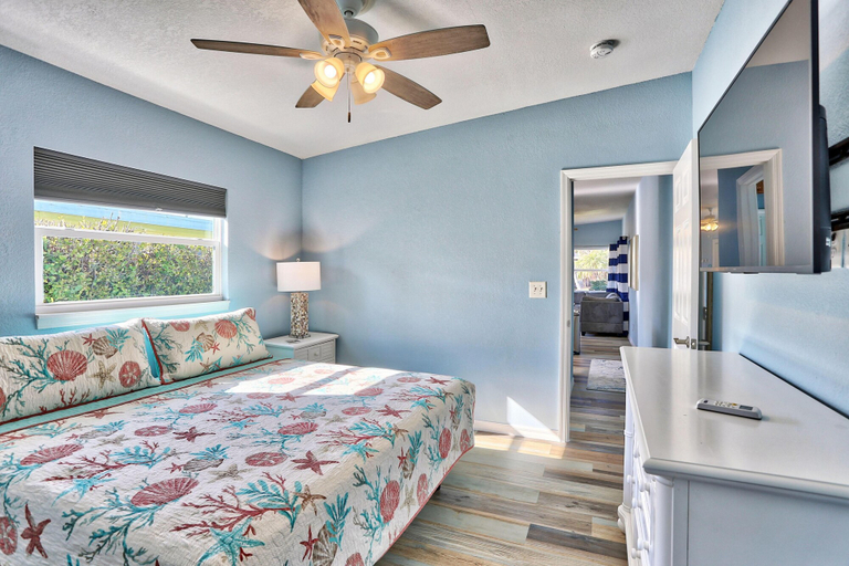 Bedroom 1, Shore Thing, Pinellas