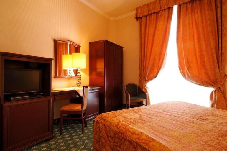 Bedroom 2, Hotel Europa & Concordia, Savona