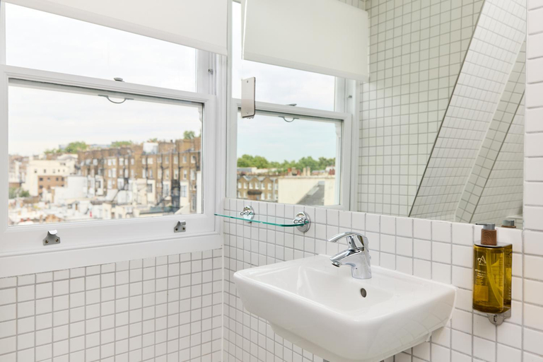 Bathroom 4, Prince William Hotel, London