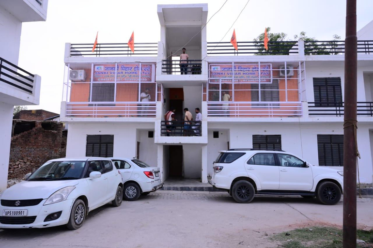 Exterior & Views
