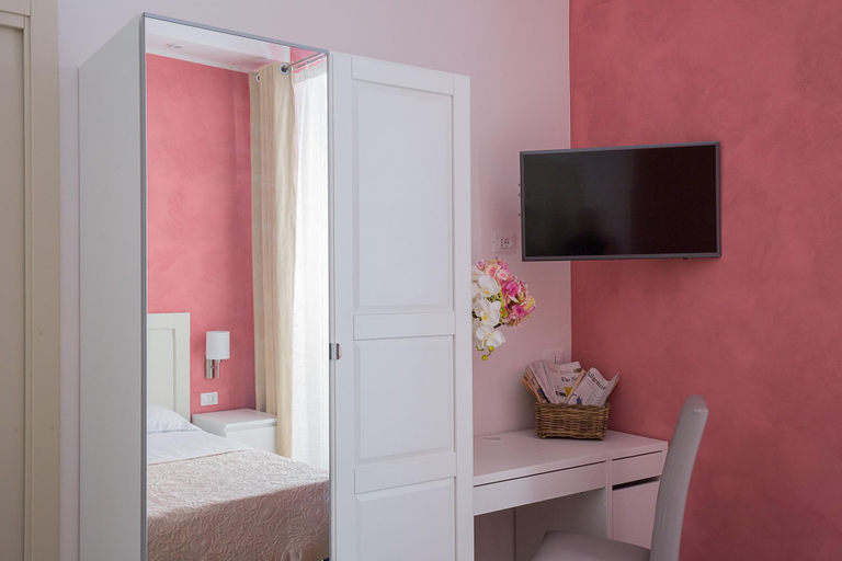Bedroom 4, Vela Rooms, Cagliari