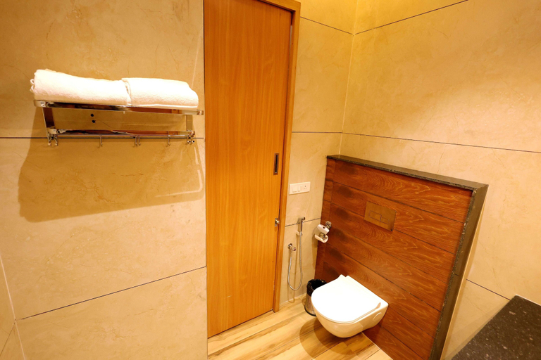 Bathroom 3, The GM Luxe Hotel Near Shree Khatu Shyam Ji Mandir, Sikar