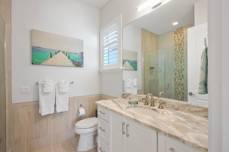 Bathroom, Reef of Paradise, Lee