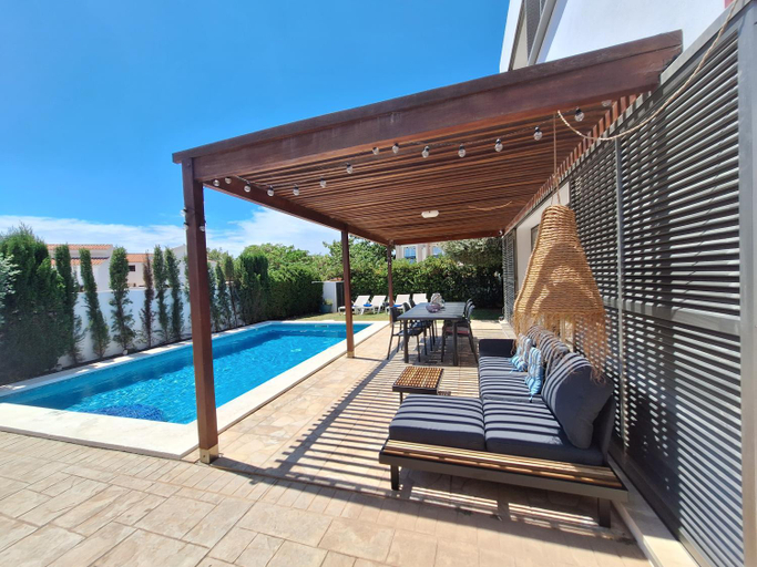 Others 3, Villa Neva, Baleares