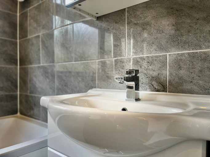 Bathroom 3, Modern 3 Bed Chigwell House (Free Parking), Essex