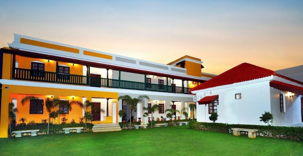 Exterior & Views