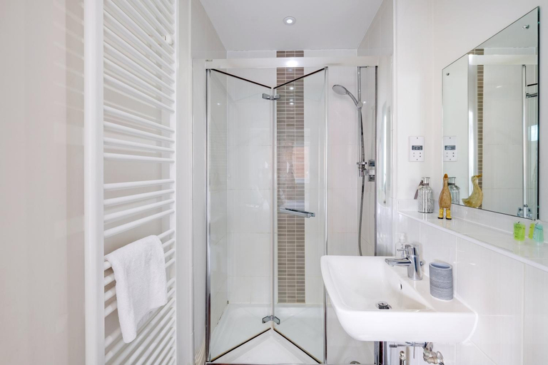 Bathroom 3, Foxherne 5BDR 3BA Serviced House with Parking - Slough By 360Stays, Slough