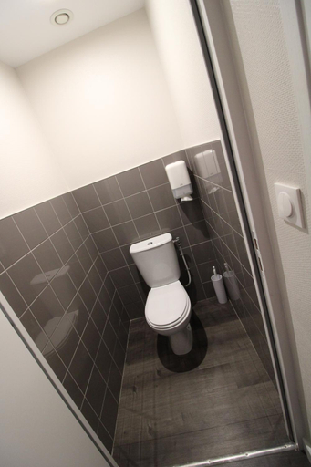 Bathroom 2, Hotel Casabianca, Allier