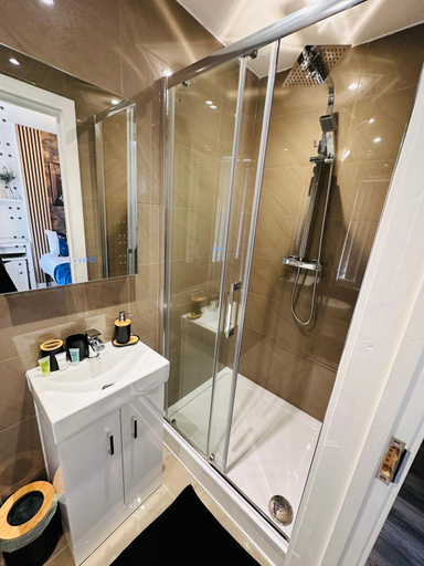 2, Elegant Studio Apartment within a shared house in Harborne Park Road - Birmingham R4, Birmingham