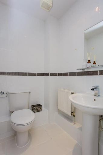 Bathroom 2, The Sparkford Gardens - Lovely 2BDR with Balcony, London