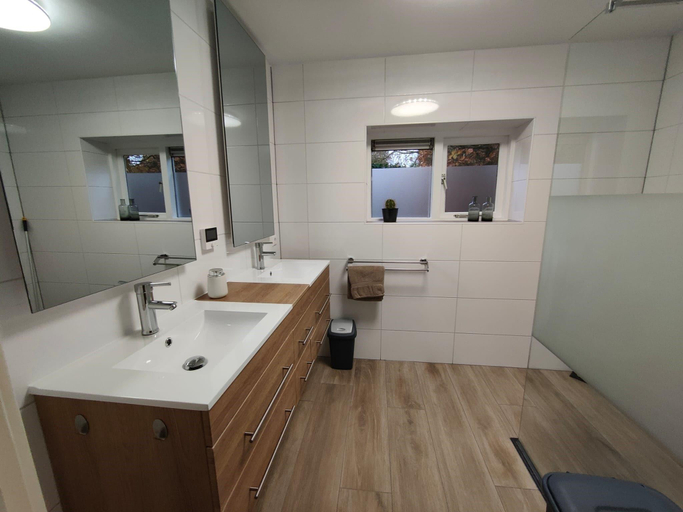 Bathroom 3, Spacious holiday home near with sauna, Barneveld