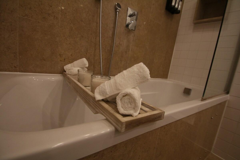 Bathroom 3, FT6 Aldgate Apartments, London