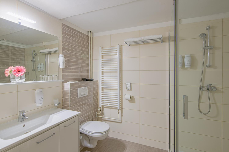 Bathroom 5, Hotel Omorika, Crikvenica