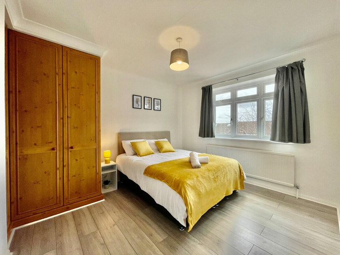 Others 5, Modern 3 Bed Chigwell House (Free Parking), Essex