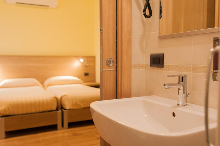 Bedroom 3, Hotel Ristorante Piccadilly, Vercelli