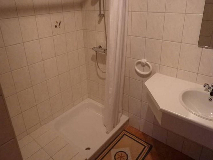 Bathroom, Spacious Baugnez Cottage, Liège