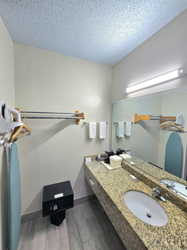 Bathroom 4, Quality Inn Fort Campbell, Christian