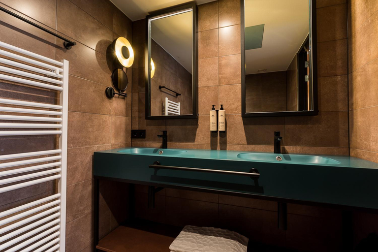 Bathroom 4, Hotel de Timmerfabriek I Kloeg Collection, Vlissingen