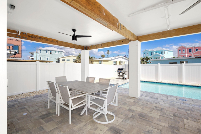 Others 2, Bettys Beach House, Lee