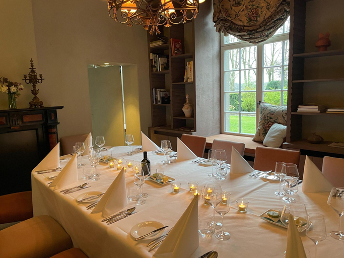 Food & Drinks, Stately 16-person manor farm in South Limburg., Nuth