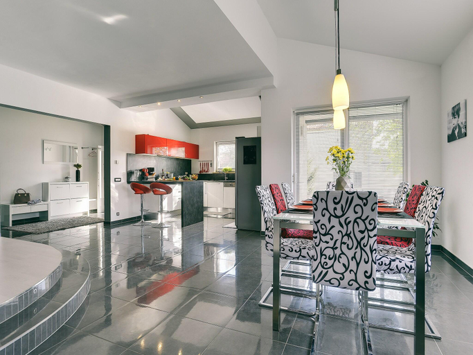 Food & Drinks 5, Villa in Pula near Beach with Private Pool, Medulin