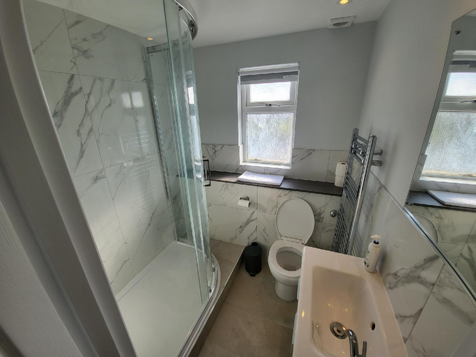 Others 4, High Spec Large 6 Bedroom House, London