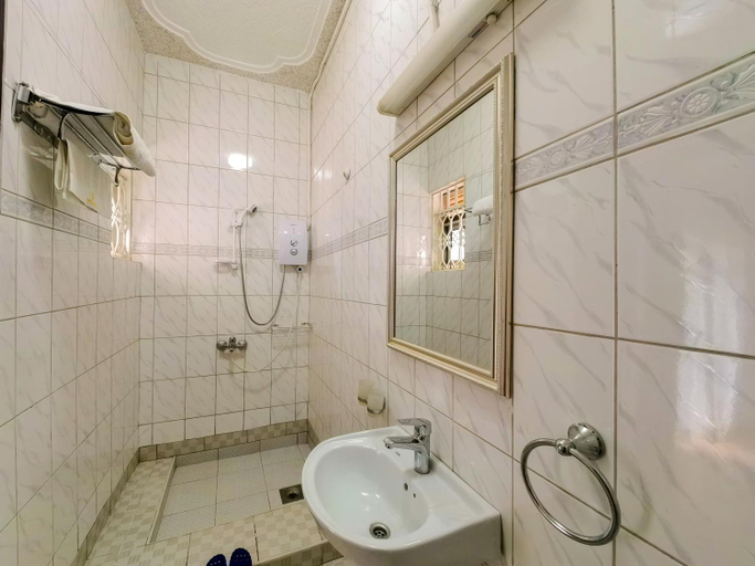 Bathroom 4, Fancy Hotel Munyonyo, Kampala