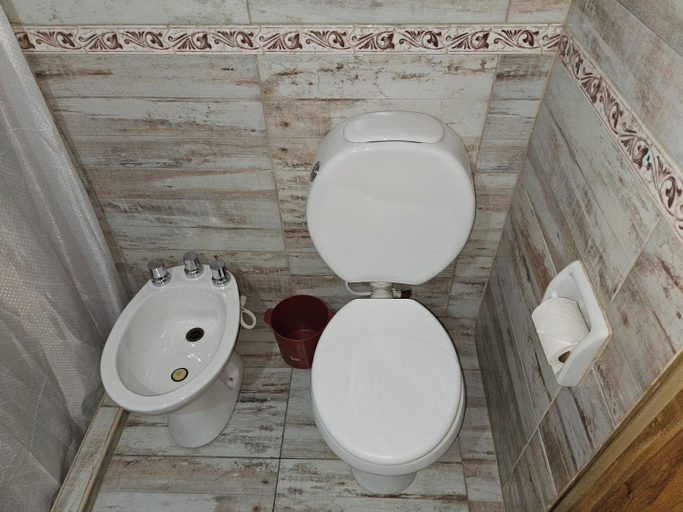 Bathroom 2, Hotel Geminis, Capital