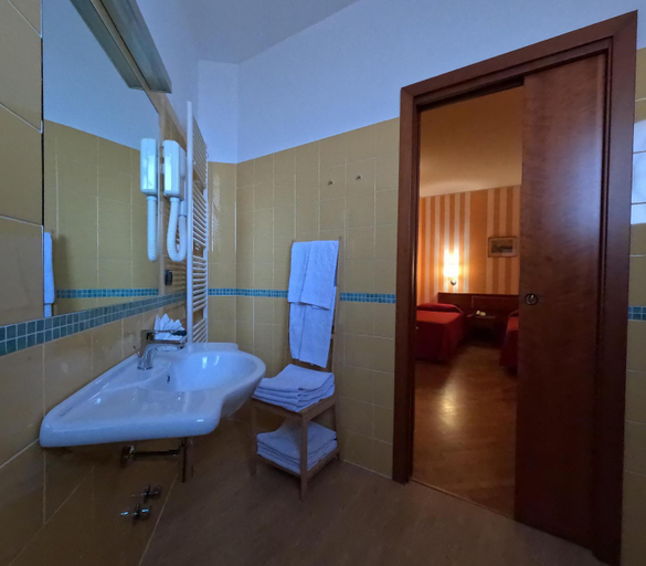 Bathroom 2, Hotel Air Bag, Lodi