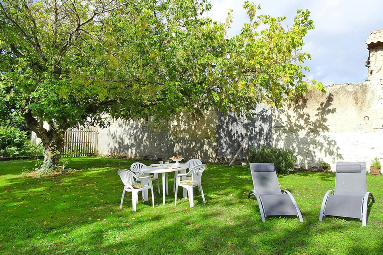 Others 5, Semi-detached house on a vineyard, Talais, Gironde