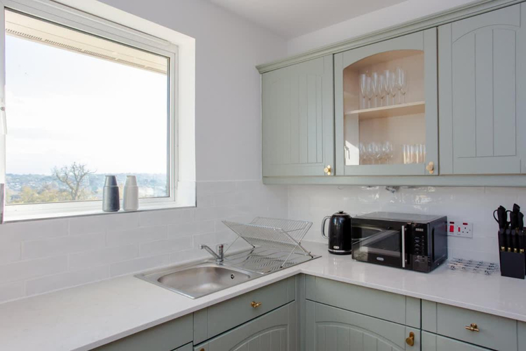 Others 4, The Sparkford Gardens - Lovely 2BDR with Balcony, London