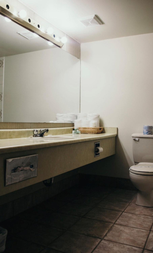 Bathroom 4, The Fort Hotel, Northern Rockies