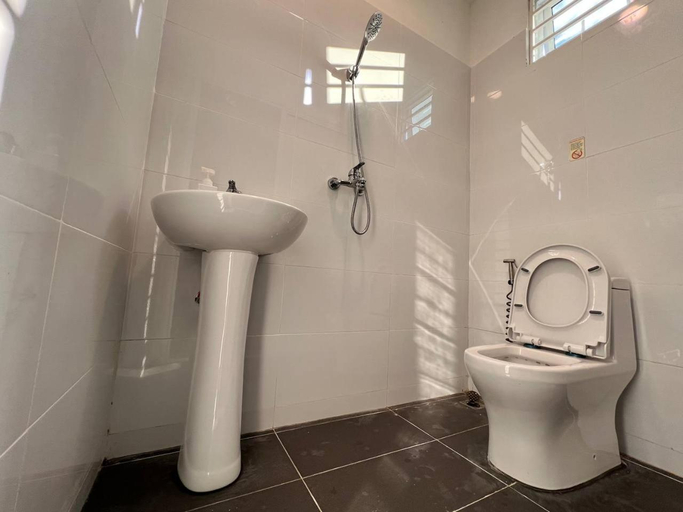 Bathroom 3, IJ Lodge, Miri