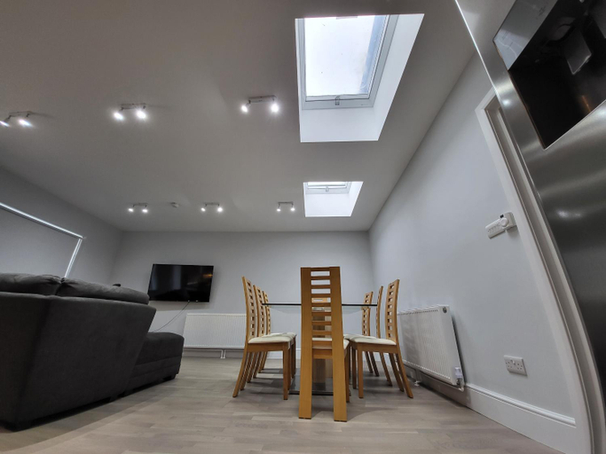 Others 3, High Spec Large 6 Bedroom House, London