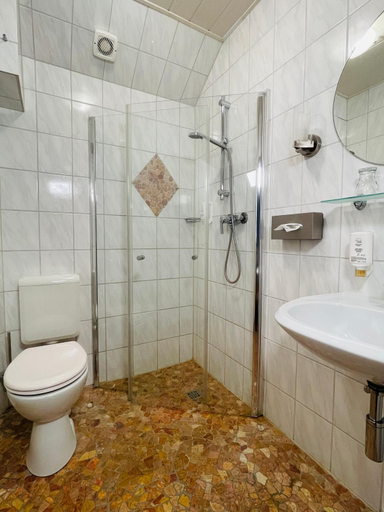 Bathroom 4, Hotel-Restaurant Zum Dorfkrug, Helmstedt