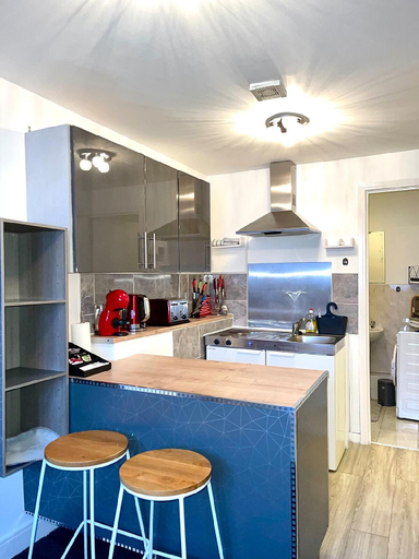 Others 3, Crescent Loft Apartment - 1 bed, London