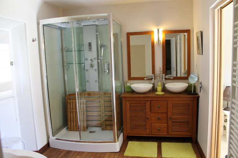 Bathroom 2, Lou Bastido, Bouches-du-Rhône