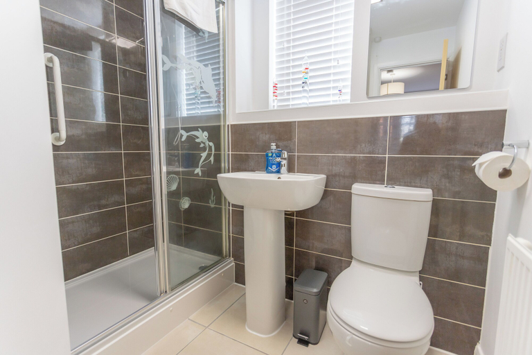 Bathroom 2, Bedford Meadows, Bedfordshire