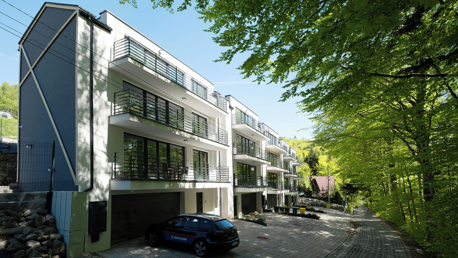 Exterior & Views