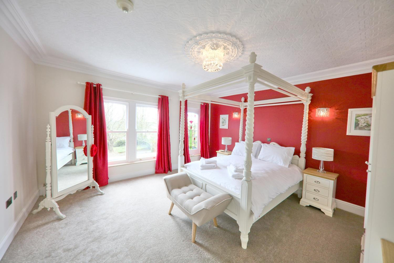 Bedroom 2, LLwyn Country House, Carmarthenshire